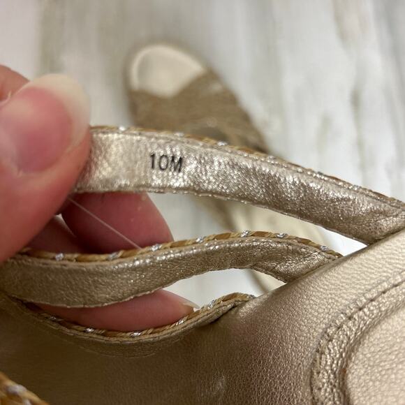 Eric Javits Women’s 10 Edy Gold Leather Wedge Sandals Slip-On Shoes - Picture 8 of 9